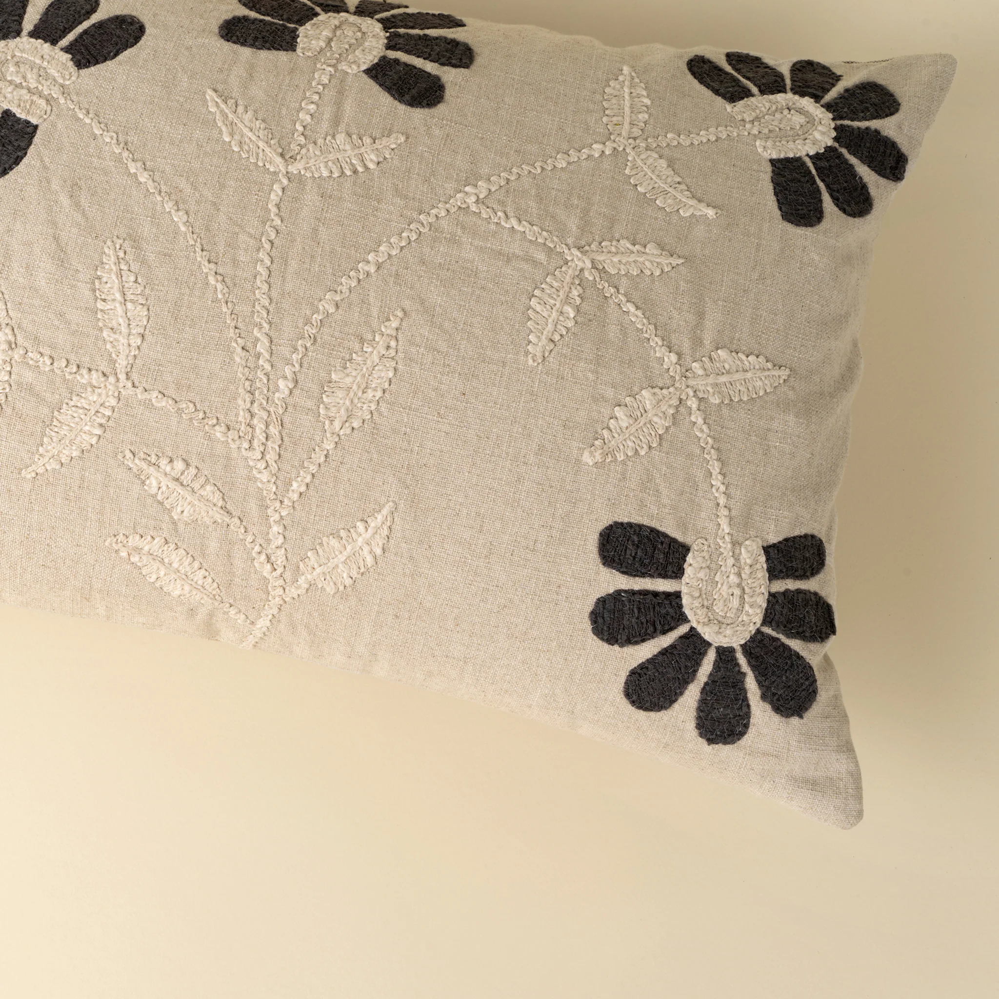 Dahlia Dori Lumbar 16"x24" - Image 3
